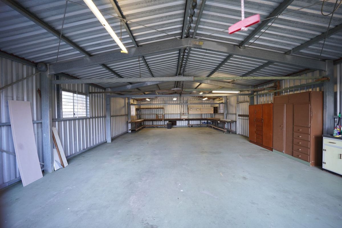 Large workshop with a smooth gray concrete floor